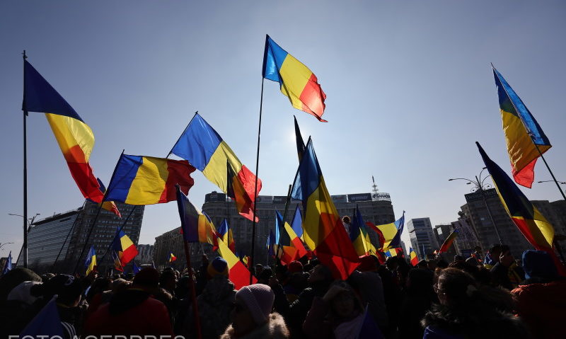 Protest în Piaţa Victoriei; unii protestatari au forţat dispozitivul de panouri metalice montat de jandarmi Protest în Piaţa Victoriei; unii protestatari au forţat dispozitivul de panouri metalice montat de jandarmi