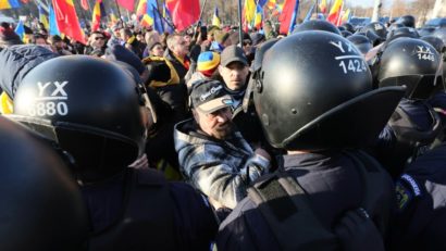 Protest în Piaţa Victoriei. Jandarmii au folosit gaze lacrimogene împotriva manifestanţilor care au forţat gardurile