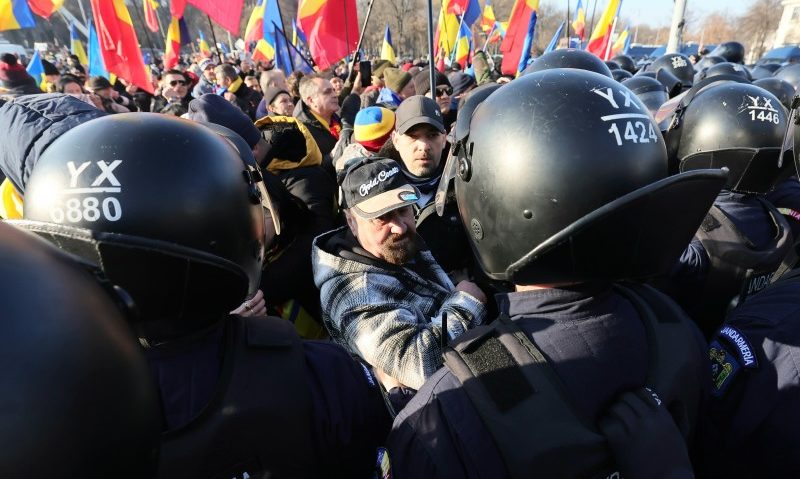 Protest în Piaţa Victoriei. Jandarmii au folosit gaze lacrimogene împotriva manifestanţilor care au forţat gardurile