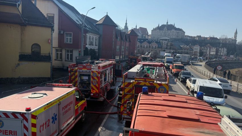 Incendiu la acoperișul unei pensiuni din municipiul Sighișoara Incendiu la acoperișul unei pensiuni din municipiul Sighișoara