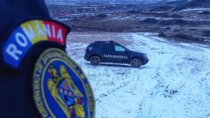 Intervenţie a jandarmilor montani pentru recuperarea a patru adulţi şi a unui bebeluş