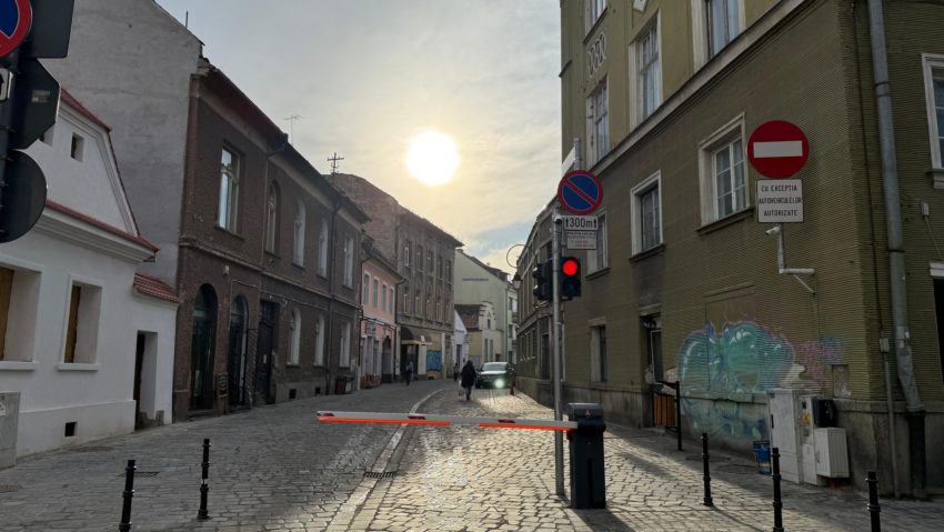 Acces restricţionat în zona pietonală din centrul istoric al Brașovului începând de luni Acces restricţionat în zona pietonală din centrul istoric al Brașovului începând de luni