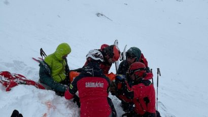Aproape 50 de persoane au fost salvate ieri de salvamontişti