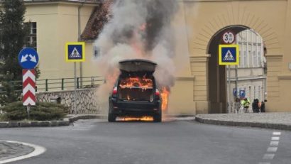 O maşină a luat foc în Centrul istoric al Brașovului