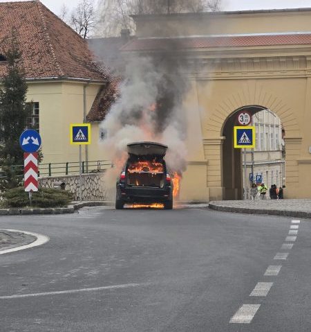 O maşină a luat foc în Centrul istoric al Brașovului