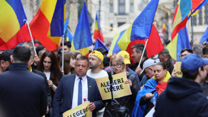 Aproximativ o mie de persoane protestează la această oră în fața guvernului