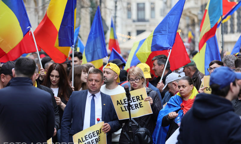 Aproximativ o mie de persoane protestează la această oră în fața guvernului