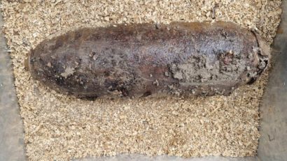 O bombă de aviaţie de circa 50 de kilograme a fost găsită de un bărbat pe terenul său din afara localităţii Lueta