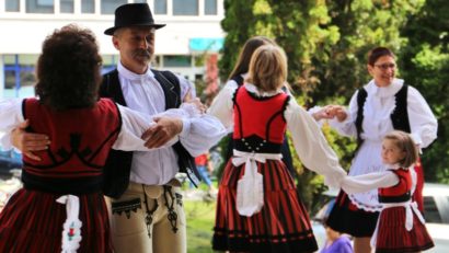 Sute de costume populare, achiziţionate printr-un program de finanţare al Consiliului Judeţean Harghita