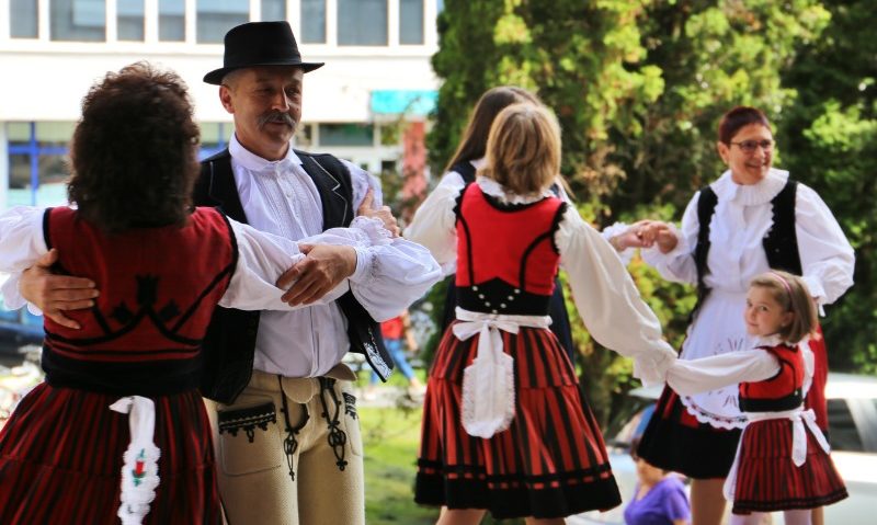 Sute de costume populare, achiziţionate printr-un program de finanţare al Consiliului Judeţean Harghita Sute de costume populare, achiziţionate printr-un program de finanţare al Consiliului Judeţean Harghita