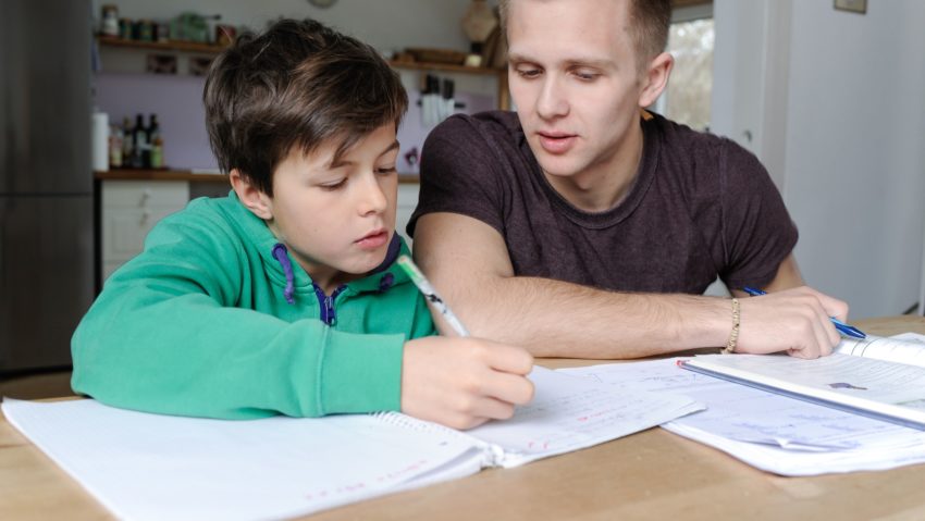 Salvaţi Copiii: Suma plătită de părinţi pentru educaţia copiilor a crescut cu aproape 45% faţă de 2021 Salvaţi Copiii: Suma plătită de părinţi pentru educaţia copiilor a crescut cu aproape 45% faţă de 2021
