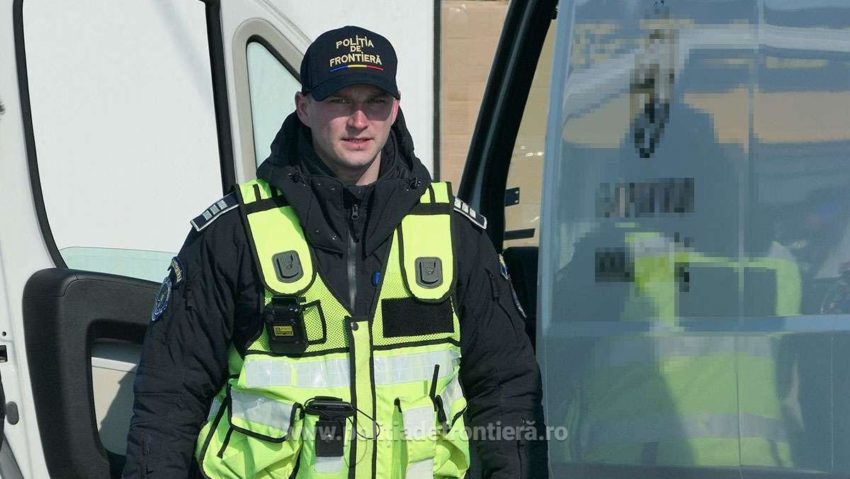 Ucraineni recuperaţi din zona montană cu sprijinul poliţiştilor de frontieră Ucraineni recuperaţi din zona montană cu sprijinul poliţiştilor de frontieră