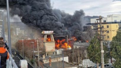 UPDATE Sibiu: Pompierii evacuează locatarii dintr-un bloc din cauza unui incendiu la o vopsitorie auto