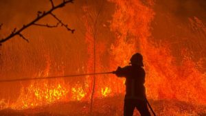Mai mulţi turişti şi-au părăsit locurile de cazare după incendiul izbucnit pe Insula Thasos