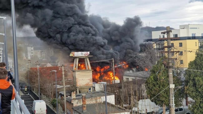 UPDATE Sibiu: Pompierii evacuează locatarii dintr-un bloc din cauza unui incendiu la o vopsitorie auto