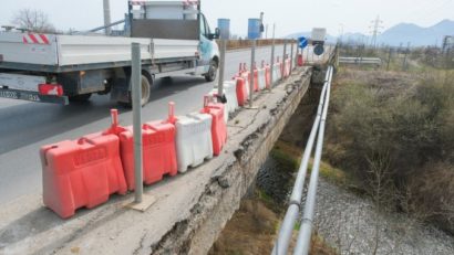 Lucrări în regim de urgenţă la podul de pe vechea centură a Brașovului, prăbuşit parţial în 2017
