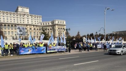 Polițiștii, angajații din penitenciare și pensionarii militari pichetează sediul Curții Constituționale