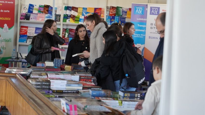 Târgul de carte Gaudeamus, organizat de Radio România, la Craiova, este în plină desfăşurare Târgul de carte Gaudeamus, organizat de Radio România, la Craiova, este în plină desfăşurare