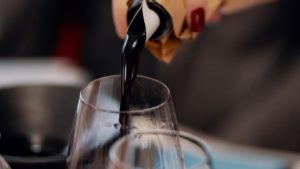 Vinurile ‘artizanale’ devin tot mai populare în rândul tinerilor