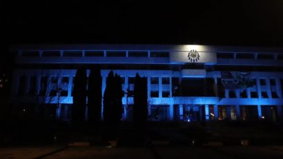 Clădirea CJ Harghita, iluminată în albastru, de Ziua Mondială de Sensibilizare faţă de Autism