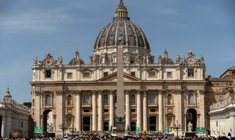 Zeci de mii de oameni stau în continuare la coadă în Piaţa din faţa Bisericii Sfântul Petru de la Vatican pentru a-i aduce un ultim omagiu Papei Francisc Zeci de mii de oameni stau în continuare la coadă în Piaţa din faţa Bisericii Sfântul Petru de la Vatican pentru a-i aduce un ultim omagiu Papei Francisc
