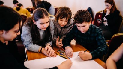 Covasna: Anul copiilor – trusouri pentru nou-născuţi, carduri pentru familii monoparentale şi programe educaţionale