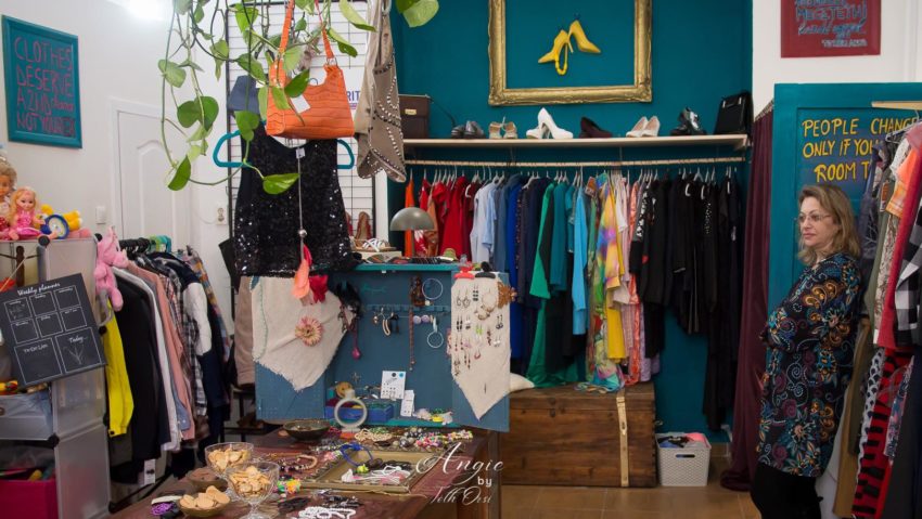 La Târgu Mureș se redeschide magazinul caritabil Charity Shop La Târgu Mureș se redeschide magazinul caritabil Charity Shop