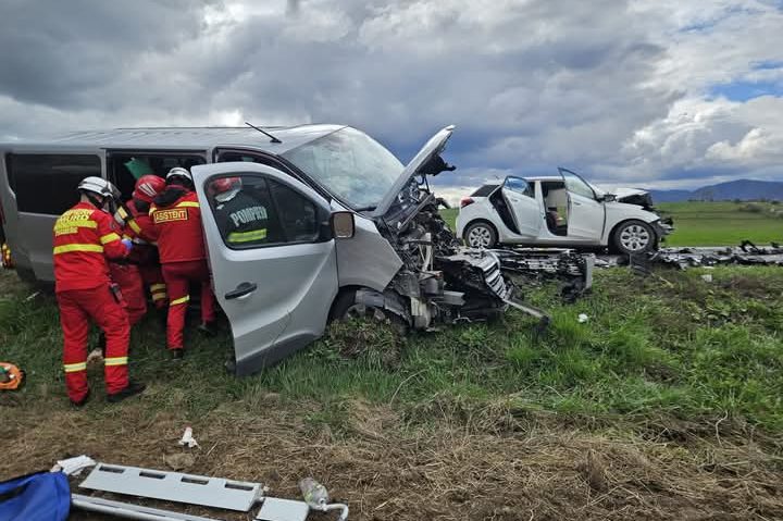 Trafic blocat pe DN 13, în județul Brașov, din cauza unui accident Trafic blocat pe DN 13, în județul Brașov, din cauza unui accident