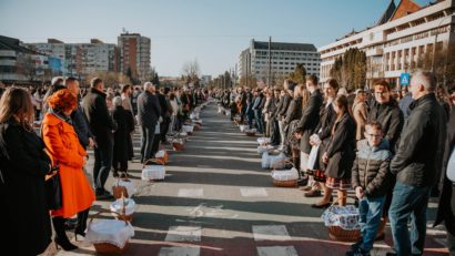 Tradiţionalul ceremonial de sfinţire a bucatelor de Paştele Catolic, în centrul municipiului Miercurea-Ciuc