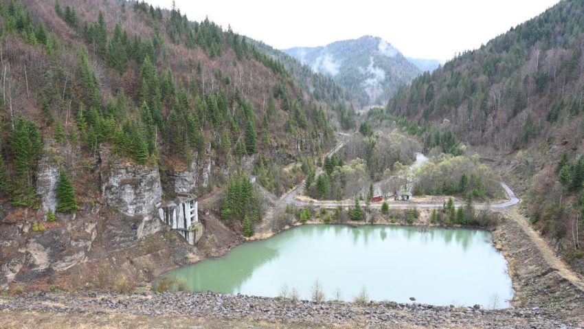 Peste 37 hectare de teren vor fi scoase din fondul forestier naţional pentru amenajarea hidroenergetică Răstoliţa Peste 37 hectare de teren vor fi scoase din fondul forestier naţional pentru amenajarea hidroenergetică Răstoliţa