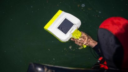 O echipă de la Salvamont Braşov participă la acţiunea de căutare a pompierului căzut în lacul Siriu