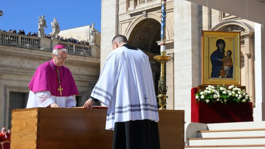 Sicriul Papei Francisc a fost întâmpinat cu aplauze îndelungate în Piața „Sfântul Petru” Sicriul Papei Francisc a fost întâmpinat cu aplauze îndelungate în Piața „Sfântul Petru”
