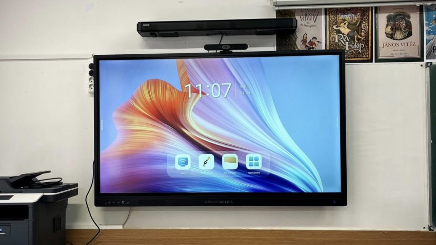 Peste 450 de table electronice au intrat în dotarea unităţilor şcolare din Miercurea Ciuc Peste 450 de table electronice au intrat în dotarea unităţilor şcolare din Miercurea Ciuc