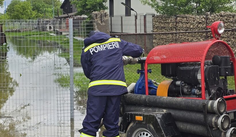 18 copii au fost evacuaţi din casele lor, în localitatea braşoveană Dumbrăviţa, în urma inundaţiilor 18 copii au fost evacuaţi din casele lor, în localitatea braşoveană Dumbrăviţa, în urma inundaţiilor