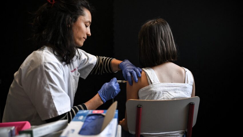 Vaccinarea gratuită anti-HPV s-ar putea extinde până la vârsta de 26 de ani Vaccinarea gratuită anti-HPV s-ar putea extinde până la vârsta de 26 de ani
