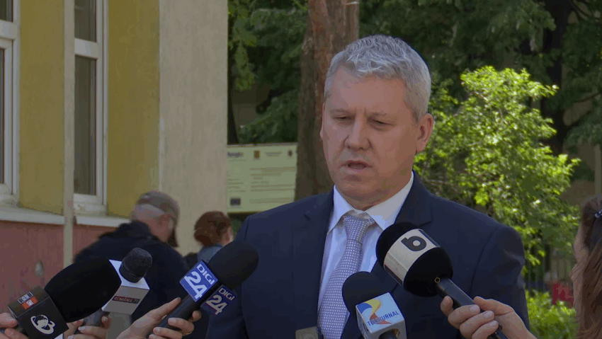 Premierul interimar Cătălin Predoiu se va deplasa astăzi în zonele afectate de inundaţiile de zilele trecute. Premierul interimar Cătălin Predoiu se va deplasa astăzi în zonele afectate de inundaţiile de zilele trecute.