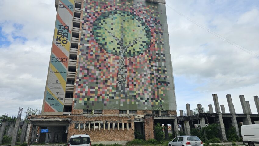 Fostul hotel Bodoc din Sfântu Gheorghe, cumpărat de municipalitate cu 745.000 de euro, a fost demolat