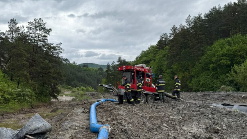 Pompierii au intervenit şi pe timpul nopţii la Salina Praid, unde s-au produs infiltraţii în urma ploilor Pompierii au intervenit şi pe timpul nopţii la Salina Praid, unde s-au produs infiltraţii în urma ploilor
