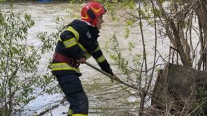 Pompierii mureşeni acţionează pentru căutarea unei persoane posibil căzute în râul Mureş, pe raza localităţii Ciobotani