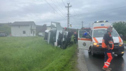 Accident între două camioane în zona Sărmașu