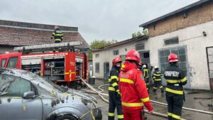 Incendiu la un atelier auto din Sântana de Mureș