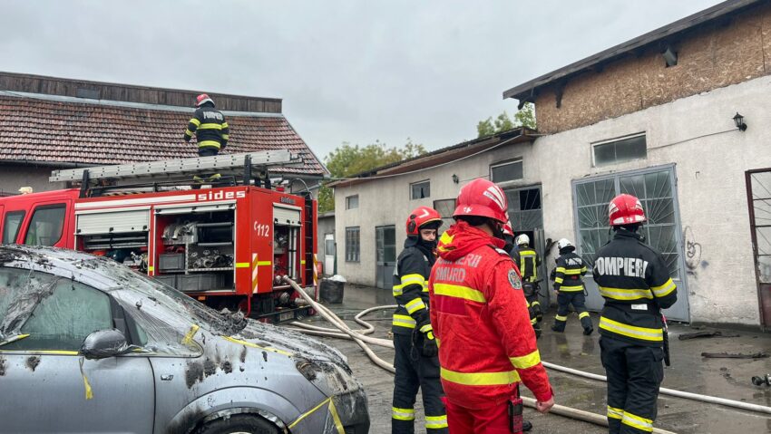 Incendiu la un atelier auto din Sântana de Mureș Incendiu la un atelier auto din Sântana de Mureș