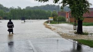 Restricții de trafic, în județul Covasna, din cauza inundațiilor