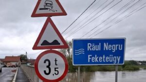 Riscul de inundaţii rămâne ridicat pe cursurile de apă Covasna şi Râul Negru