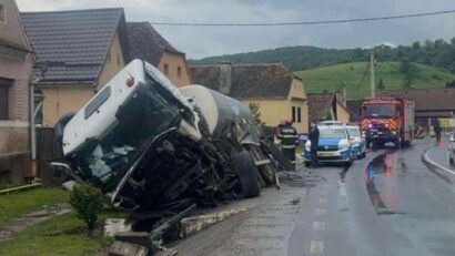 O autocisternă cu lapte a rupt un stâlp de electricitate, la Țigmandru