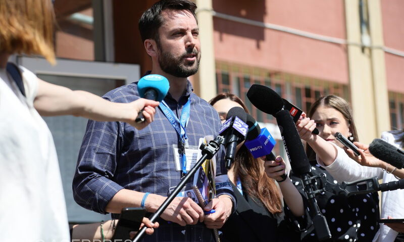 Echipa de observatori ai OSCE va publica un raport final privind alegerile prezidențiale din România Echipa de observatori ai OSCE va publica un raport final privind alegerile prezidențiale din România