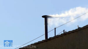 Fum alb la Vatican