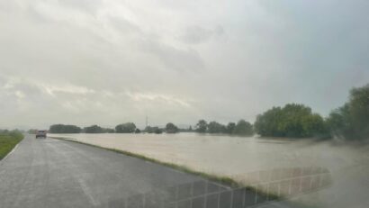 Harghita: Carosabil inundat, circulație închisă pe DN13C