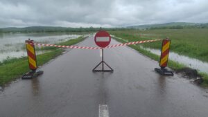 În județul Brașov au fost închise mai multe drumuri din cauza inundațiilor