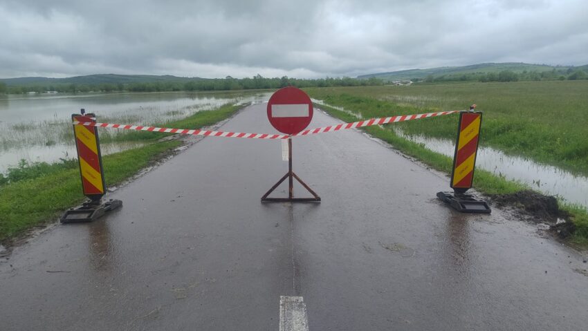 În județul Brașov au fost închise mai multe drumuri din cauza inundațiilor